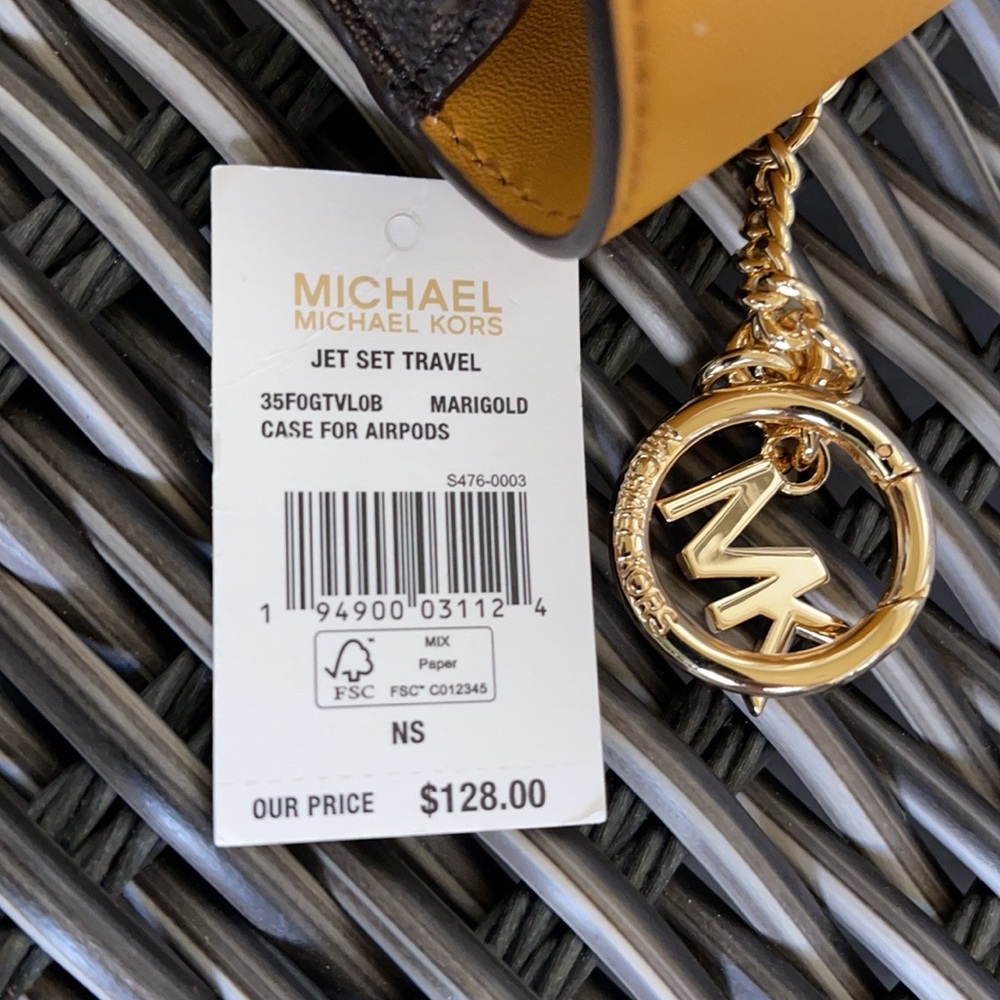 Michael Kors Jet Set Travel AirPod Case - Picture 11 of 16